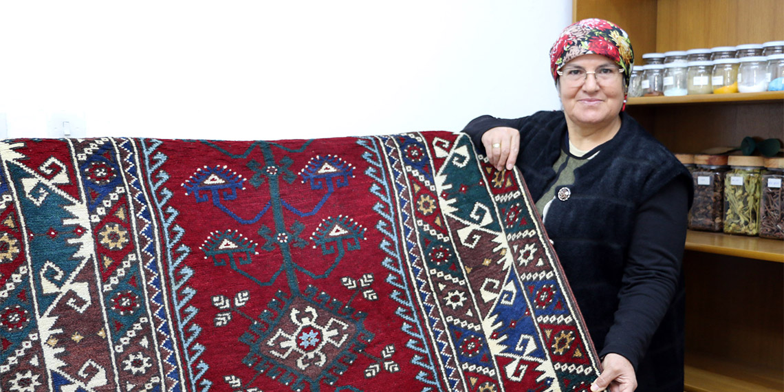 Döşemealtı halılarını dokuyan son zanaatkar