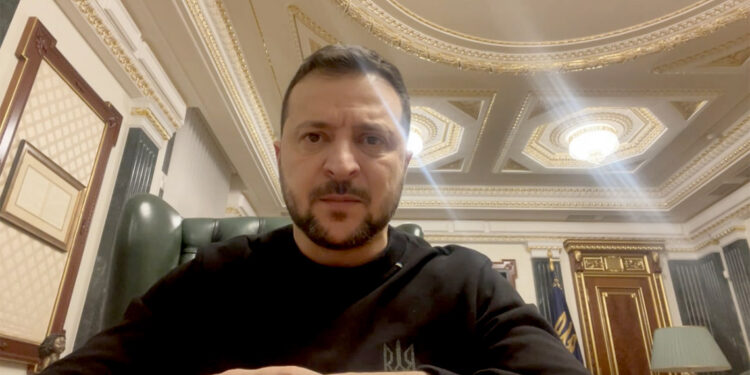 Odessa bölgesini vurmaya çalışan Rus askeri uçağı düşürüldü