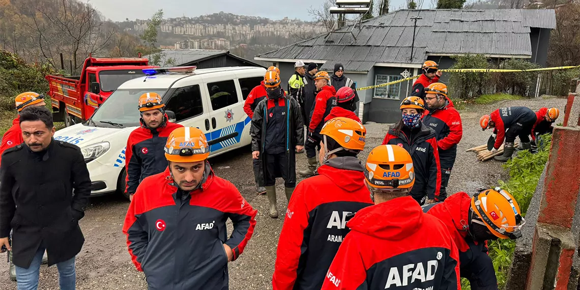 Zonguldak'ta heyelan sonucu toprak altında kalan anne ve oğluna ulaşmak için yapılan çalışmalar, günün ilk ışıkları ile yeniden başladı.