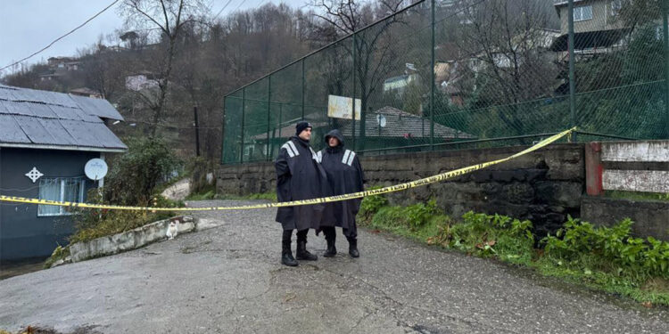 Toprak altında kalan anne ve oğlu aranıyor