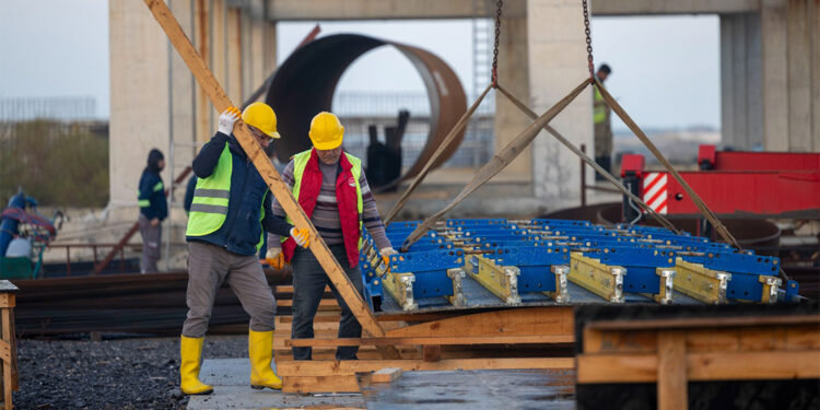 İzmir'de dev yatırımlara imzalar atıldı