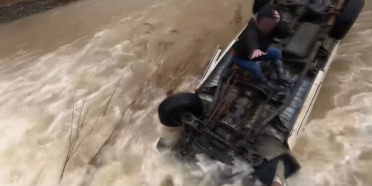 15 saat boyunca derede mahsur kalan sürücü kurtarıldı