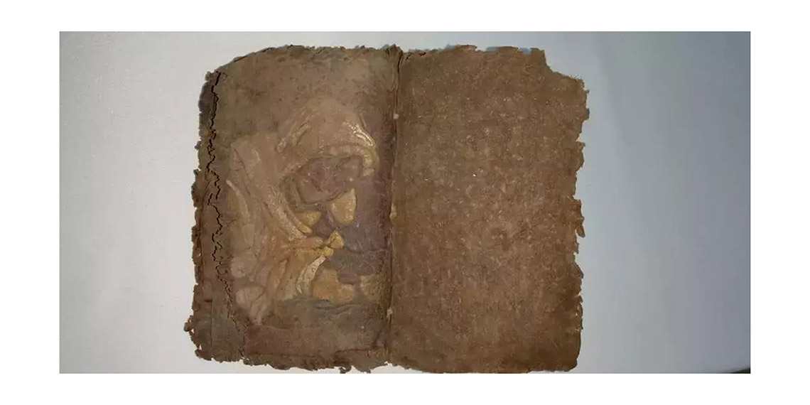 Antalya Valiliği Kültür Varlıkları Birim Yetkilisi Koruma ve Restorasyon Uzmanı Cemil Karabayram, dolandırıcıların 200 liraya satın aldığı eskimiş davul derilerini, üzerine işlem yaparak, '10 sayfalık ceylan derisinden İncil' şeklinde verdikleri ilanla 15-20 milyon liraya sattığını söyledi.