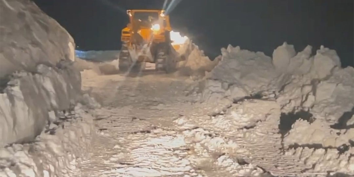 Van Büyükşehir Belediyesi Bahçesaray Şantiye Şefliği ekipleri, dondurucu soğuğun da etkili olduğu 3 bin 300 rakımlı bölgede zor anlar yaşadı.