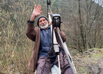 35 yıldır evine ilkel teleferik ile ulaşıyor