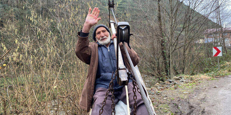 35 yıldır evine ilkel teleferik ile ulaşıyor