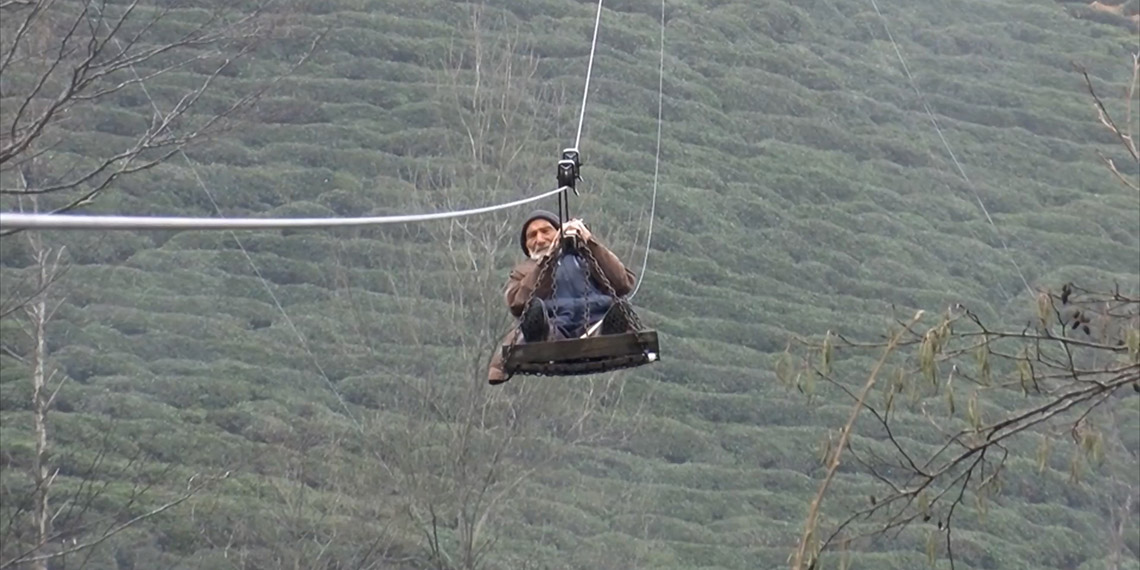 35 yıldır evine ilkel teleferik ile ulaşıyor
