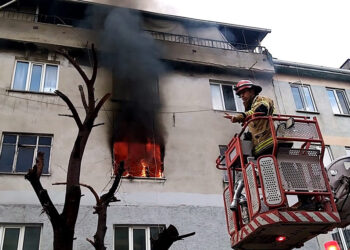 4 katlı binadaki yangında 14 kişi dumandan etkilendi
