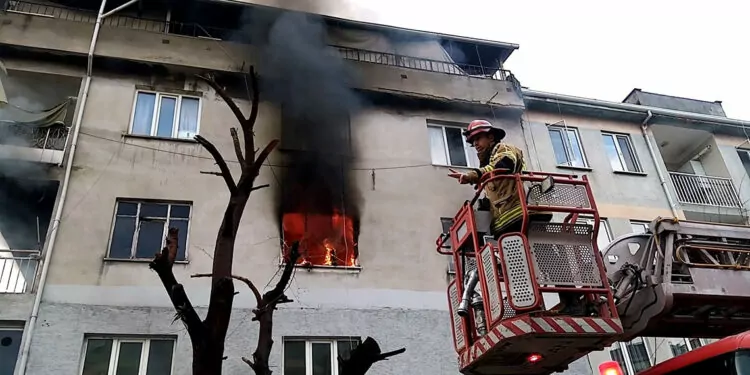 4 katlı binadaki yangında 14 kişi dumandan etkilendi