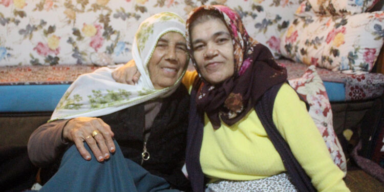 84 yaşında, 48 yıldır engelli kızına bakıyor