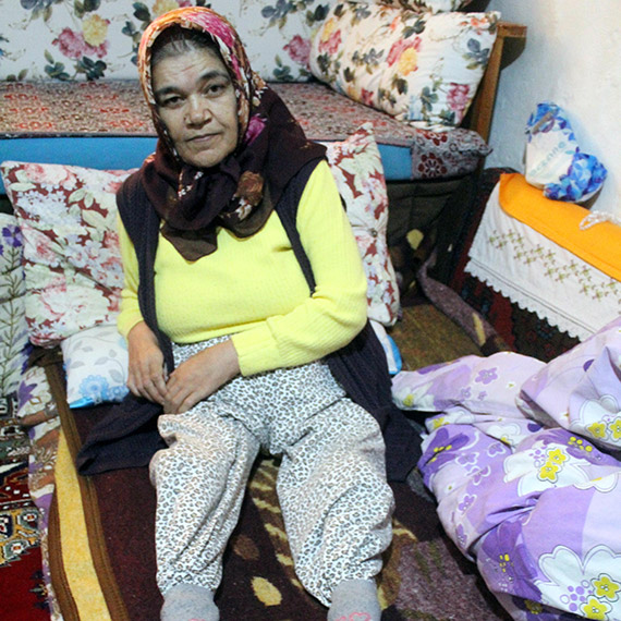 84 yaşında, 48 yıldır engelli kızına bakıyor