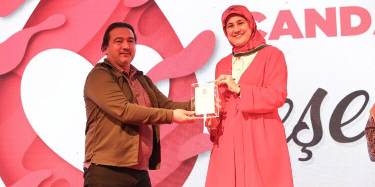 94 bağış yapan 'kan kahramanı'na plaket