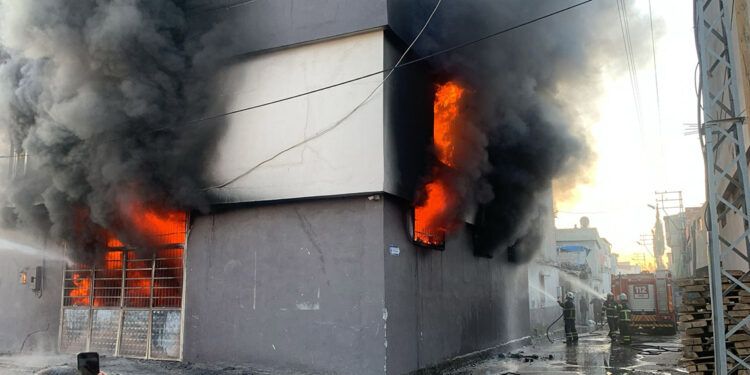 Adana'da sünger fabrikasında yangın