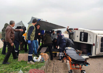 Adana'da yolcu minibüsü devrildi; 8 yaralı