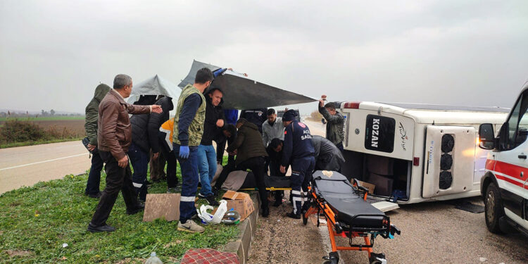 Adana'da yolcu minibüsü devrildi; 8 yaralı