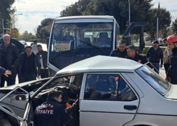 Adana'da yolcu minibüsüyle otomobil çarpıştı; 9 yaralı