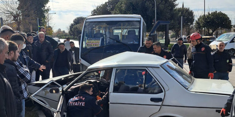 Adana'da yolcu minibüsüyle otomobil çarpıştı; 9 yaralı