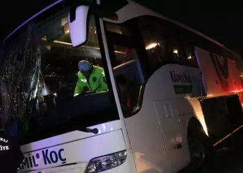 Afyonkarahisar'da otobüs şarampole devrildi; 6 yaralı