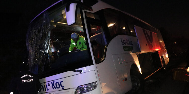 Afyonkarahisar'da otobüs şarampole devrildi; 6 yaralı