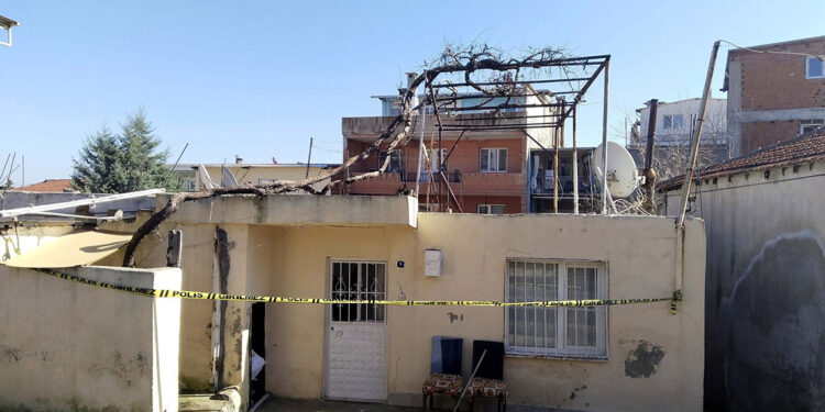 Ağır yaraladığı kadının kızını öldürdü