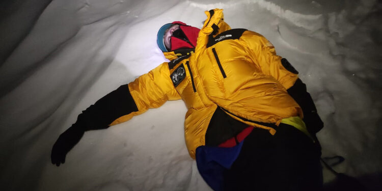 Ağrı Dağı'na tırmanırken düşen dağcının tedavisi sürüyor