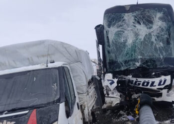 Ağrı'da yolcu otobüsü kamyonete çarptı: 11 yaralı