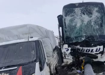 Ağrı'da yolcu otobüsü kamyonete çarptı: 11 yaralı