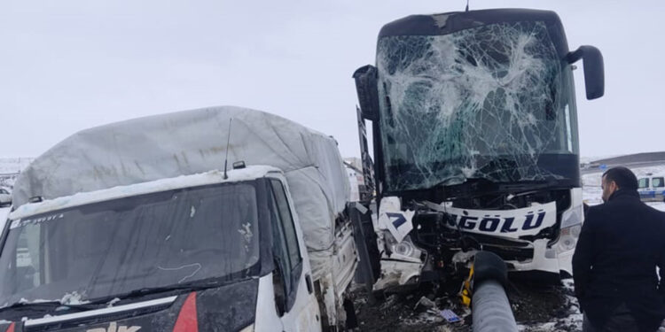 Ağrı'da yolcu otobüsü kamyonete çarptı: 11 yaralı