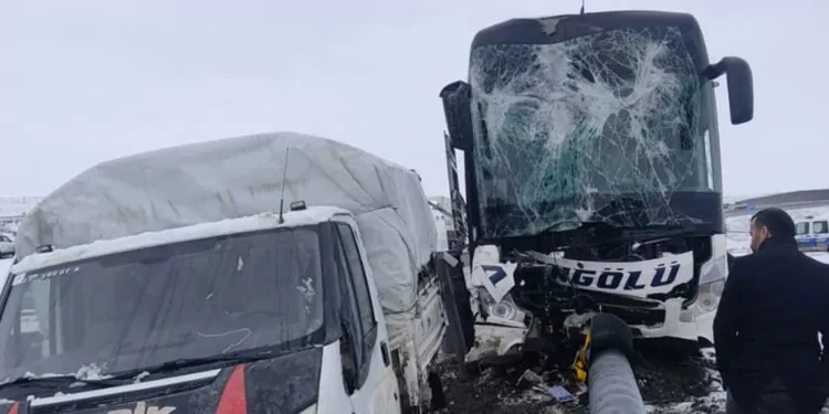 Ağrı'da yolcu otobüsü kamyonete çarptı: 11 yaralı