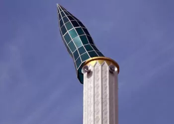 Aksaray'da şiddetli rüzgar minarenin külahını söktü