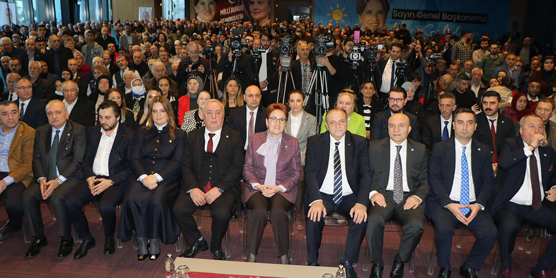 İYİ Parti Genel Başkanı Meral Akşener, "Bir emekli Samsun'da da olsa İstanbul'da da olsa Ankara'da da olsa yandı. Emekli kiradaysa bütün şehirlerde en düşük kiralar 6 bin TL oldu. Büyükşehirlerde uçmuş gitmiş durumda. Şimdi emekli aç, aç" dedi.