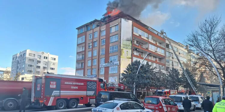 Ankara'da 7 katlı binada yangın; 4 kişi dumandan etkilendi