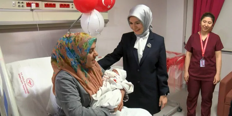 Ankara'da yeni yılın ilk bebekleri; beril ece ile hatice kübra oldu