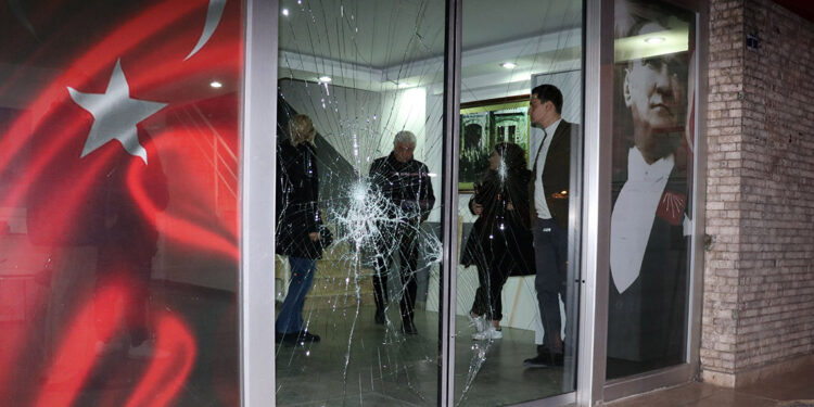 Antalya'da CHP il binasına taşlı saldırı
