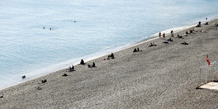 Antalya'da denizin sıcaklığı havayı geçti; turistler yüzdü