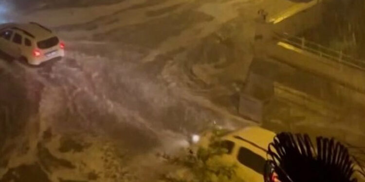 Antalya'da şiddetli yağış; rögarlar taştı