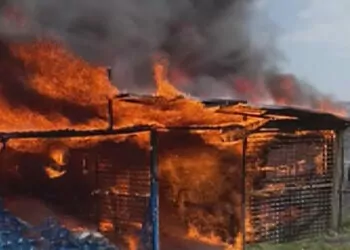 Arnavutköy'de askı üretimi yapılan iş yerinde yangın