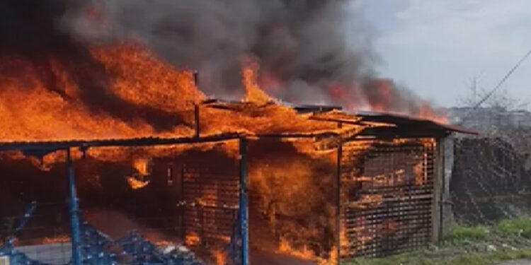 Arnavutköy'de askı üretimi yapılan iş yerinde yangın