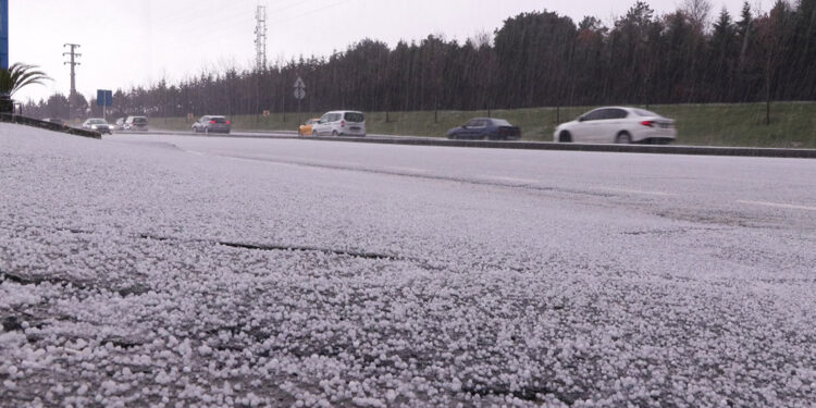 Arnavutköy'de dolu yağışı etkili oldu