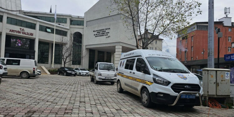 Artvin Valiliği camına mermi isabet etti