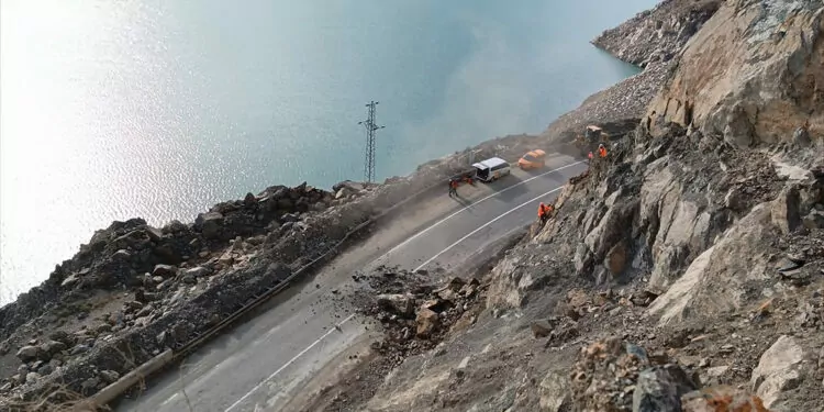 Artvin'de riskli kayalar için endüstriyel dağcılar devrede