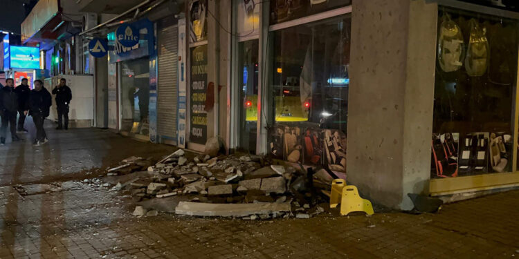 Ataşehir'de binanın balkonu çöktü