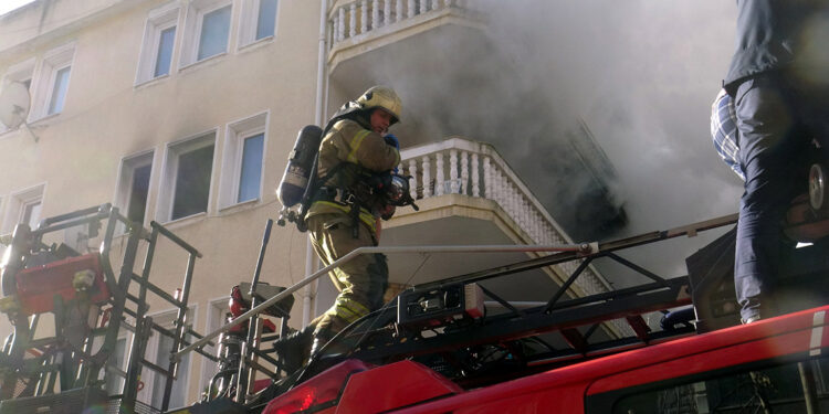 Avcılar'da 3 katlı binada yangın