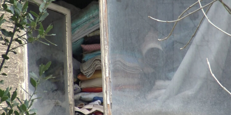 Avcılar'daki çöp eve belediyeden inceleme