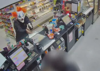 Avustralya’da polis palyaço maskeli hırsızı arıyor