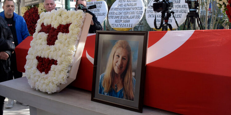 Ayla Algan alkışlarla son yolculuğuna uğurlandı