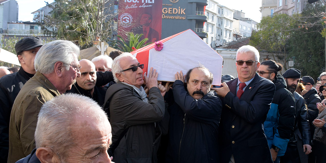 Ayla Algan alkışlarla son yolculuğuna uğurlandı