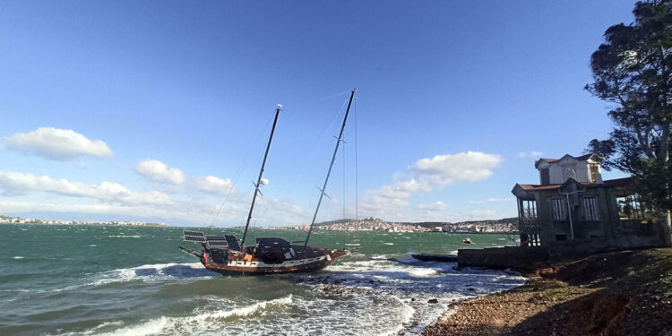 Ayvalık'ta fırtına; yelkenli tekne karaya oturdu