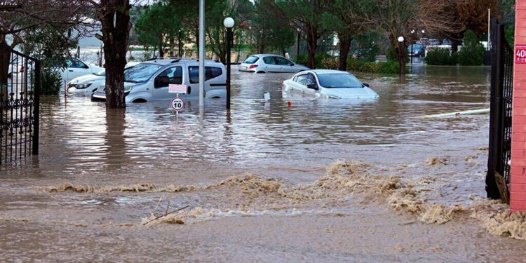 Ayvalık'ta sağanak; dere taştı, ev ve iş yerlerini su bastı