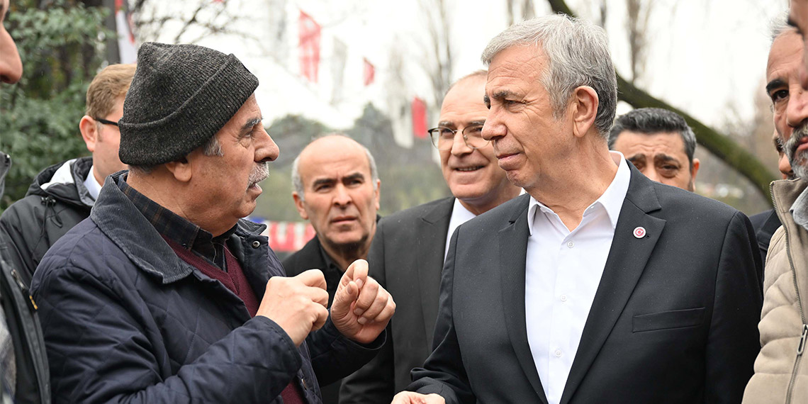 Ankara Büyükşehir Belediye Başkanı Mansur Yavaş taksici esnafıyla bir araya geldi. Taksi durağı başkanları ve taksici esnafının sorunlarını dinledi.